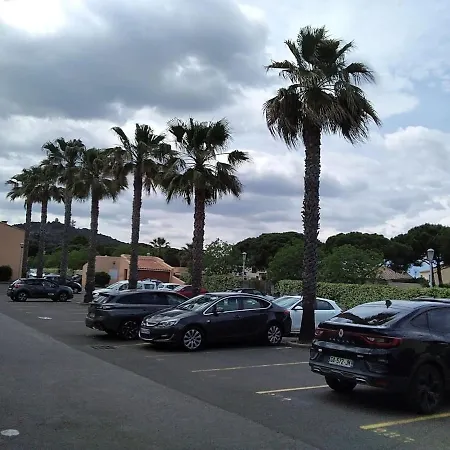 Avec Jardin, Piscine, Sauna, Proche De La Et Du Village Naturiste アパート アグド