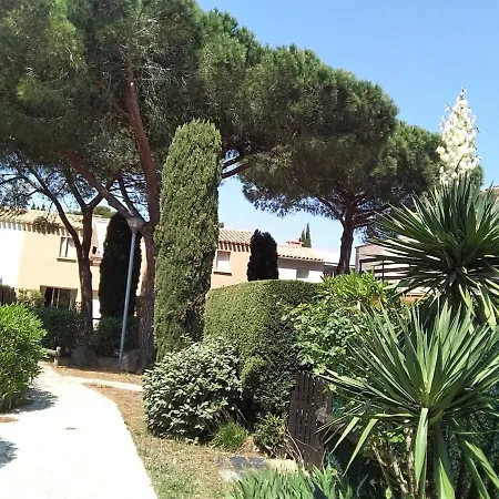 Avec Jardin, Piscine, Sauna, Proche De La Et Du Village Naturiste דירה