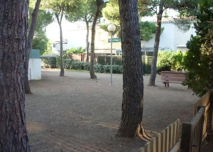 Avec Jardin, Piscine, Sauna, Proche De La Et Du Village Naturiste *